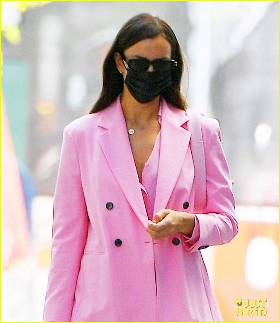  me don than irina shayk dien suit hong noi bat di choi cung ban than hinh anh 4