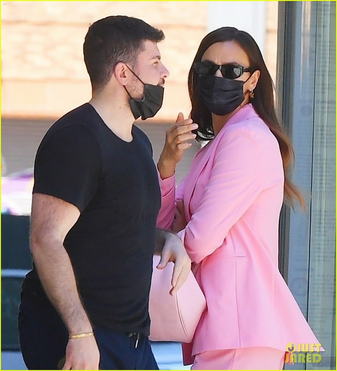  me don than irina shayk dien suit hong noi bat di choi cung ban than hinh anh 3