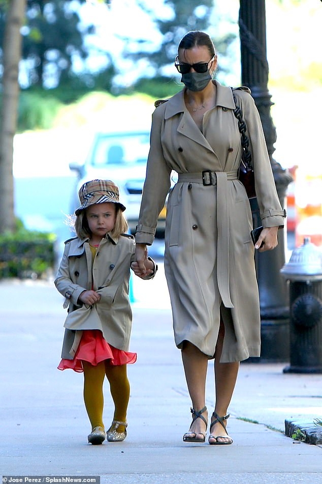 sieu mau irina shayk va con gai dien do doi sanh dieu ra pho hinh anh 1