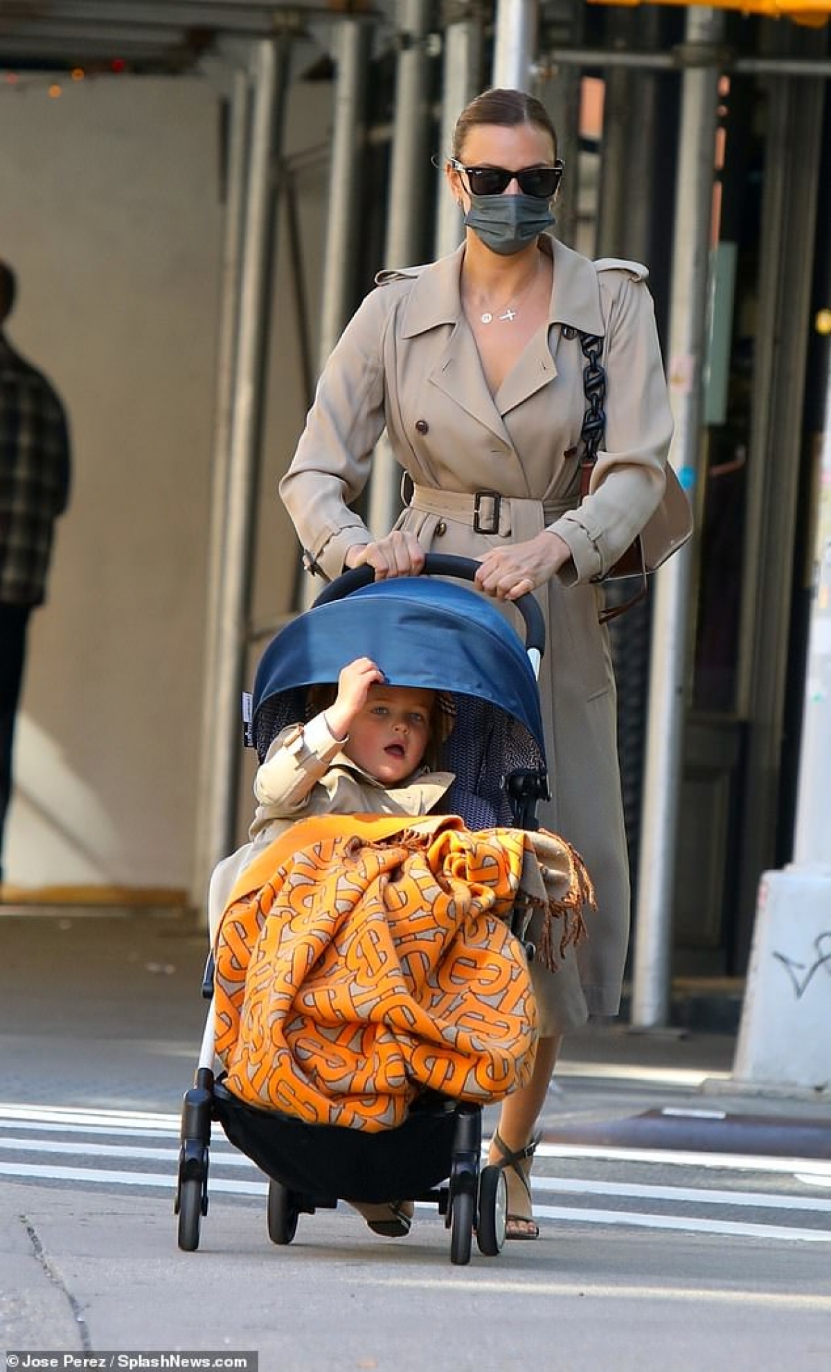  me don than irina shayk dien suit hong noi bat di choi cung ban than hinh anh 7