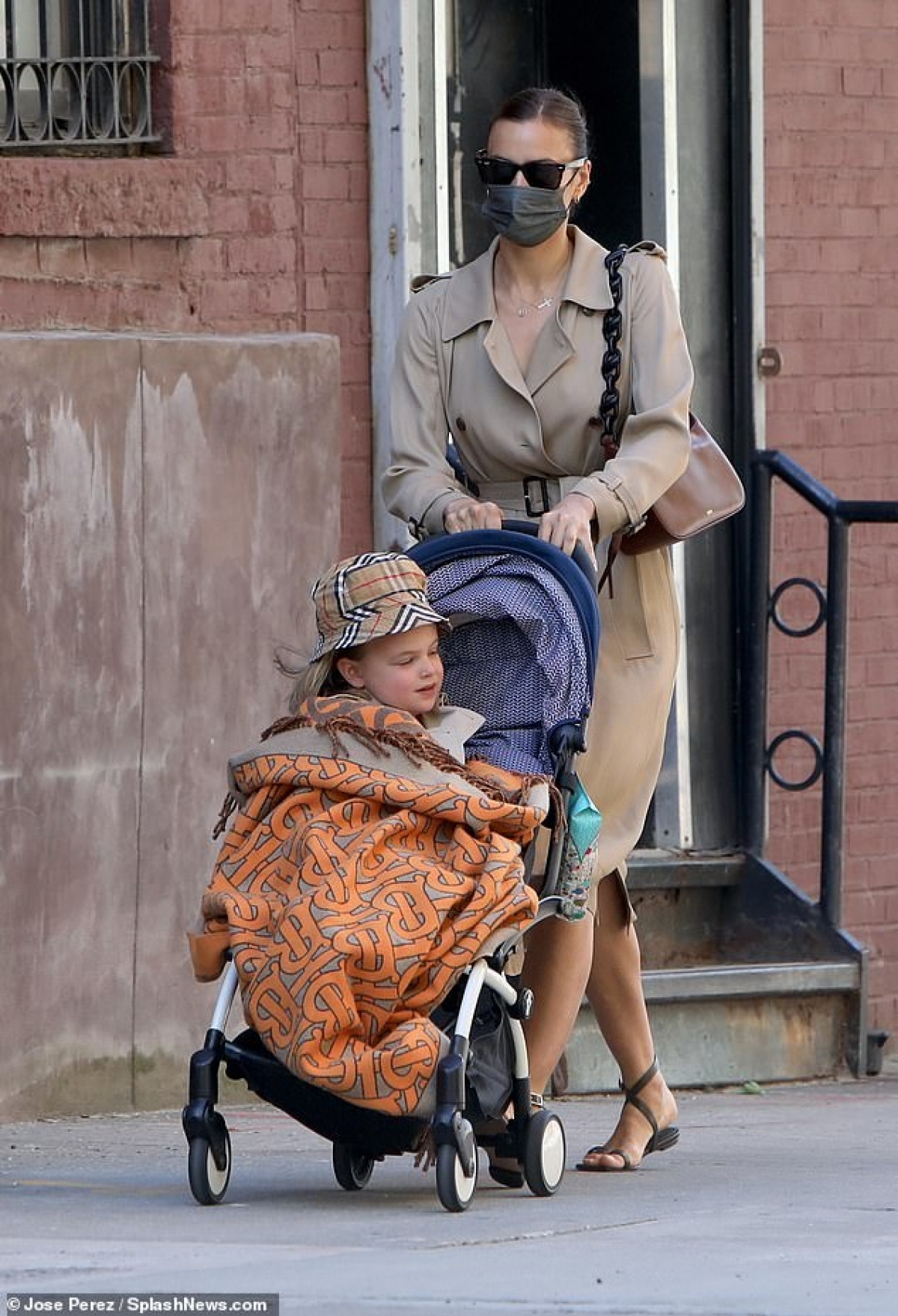  me don than irina shayk dien suit hong noi bat di choi cung ban than hinh anh 8