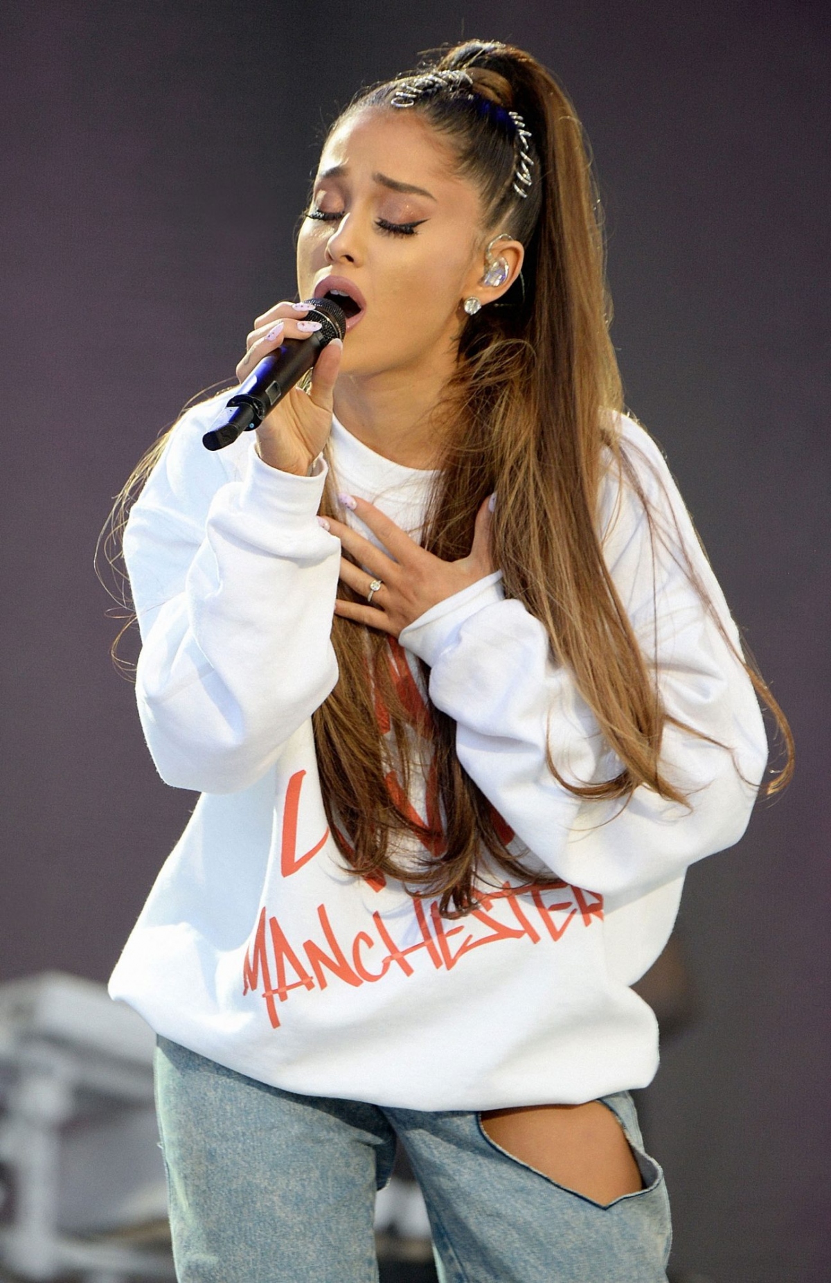 Ariana Grande vẫn chưa thôi đau buồn, 4 năm sau vụ đánh bom ở Manchester