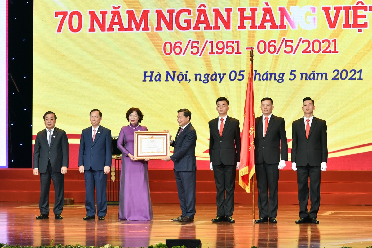 Ngân hàng Nhà nước Việt Nam đón nhận Huân chương Lao động hạng Nhất