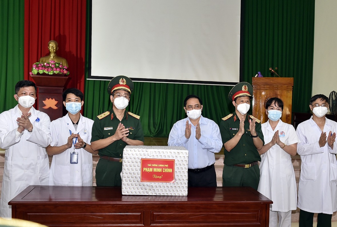 thu tuong pham minh chinh truc tiep thi sat va lam viec tai tam dich bac giang hinh anh 4