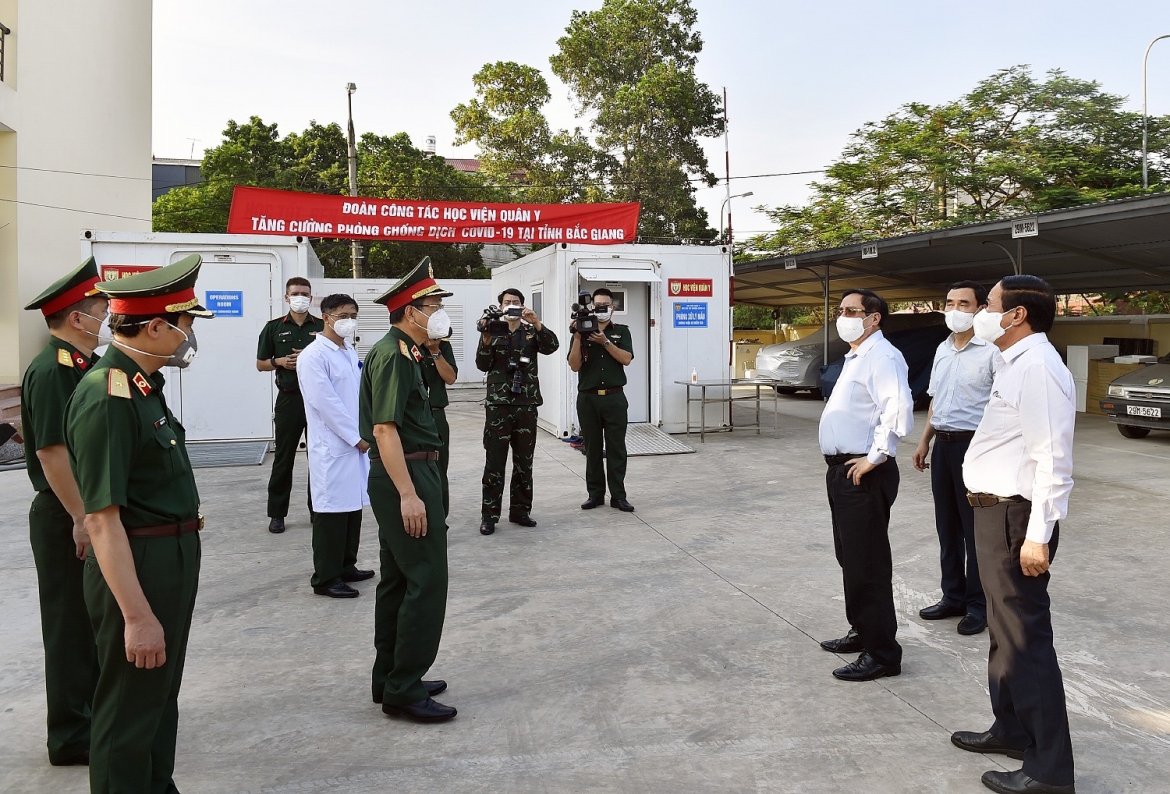 thu tuong pham minh chinh truc tiep thi sat va lam viec tai tam dich bac giang hinh anh 3