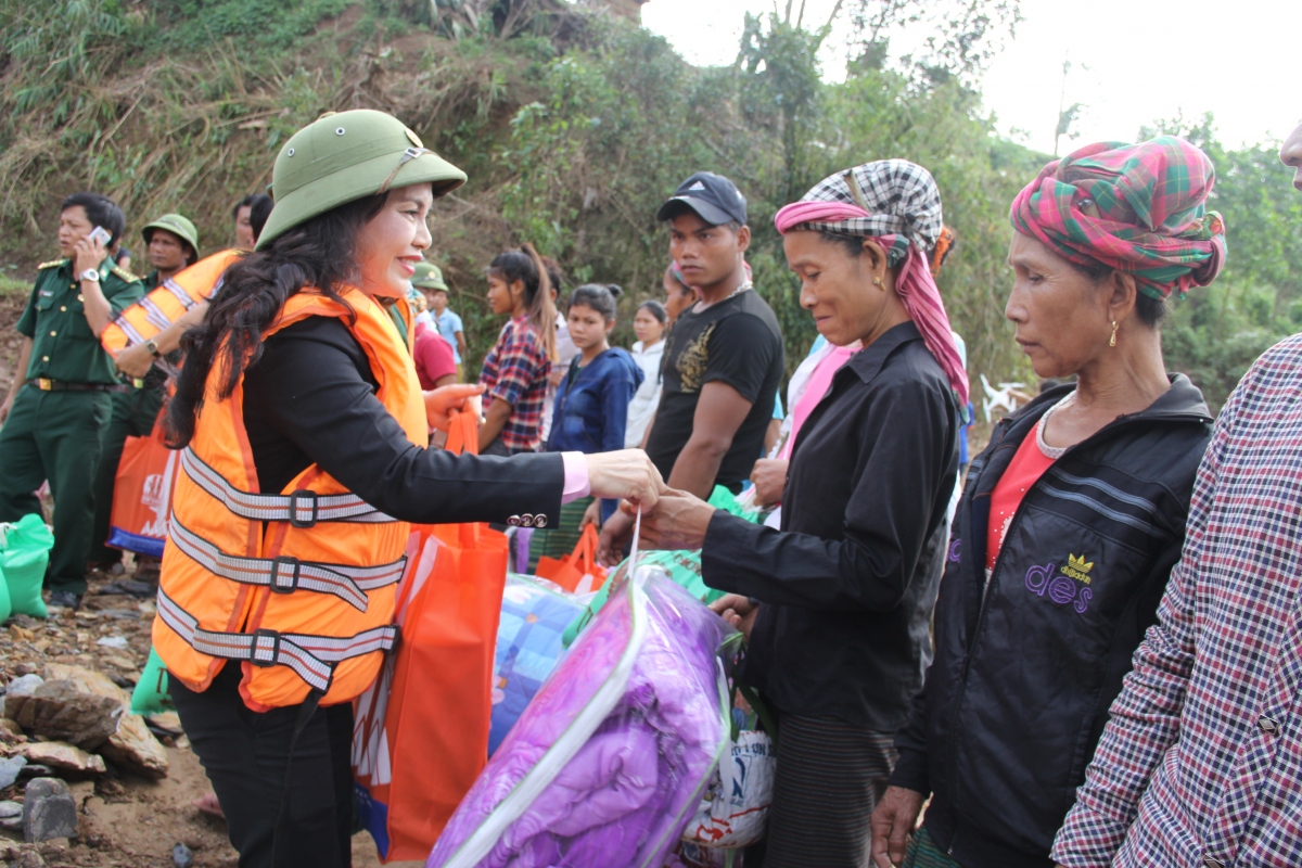 Thăm tặng quà cho đồng bào miền Trung bị ảnh hưởng bởi thiên tai.