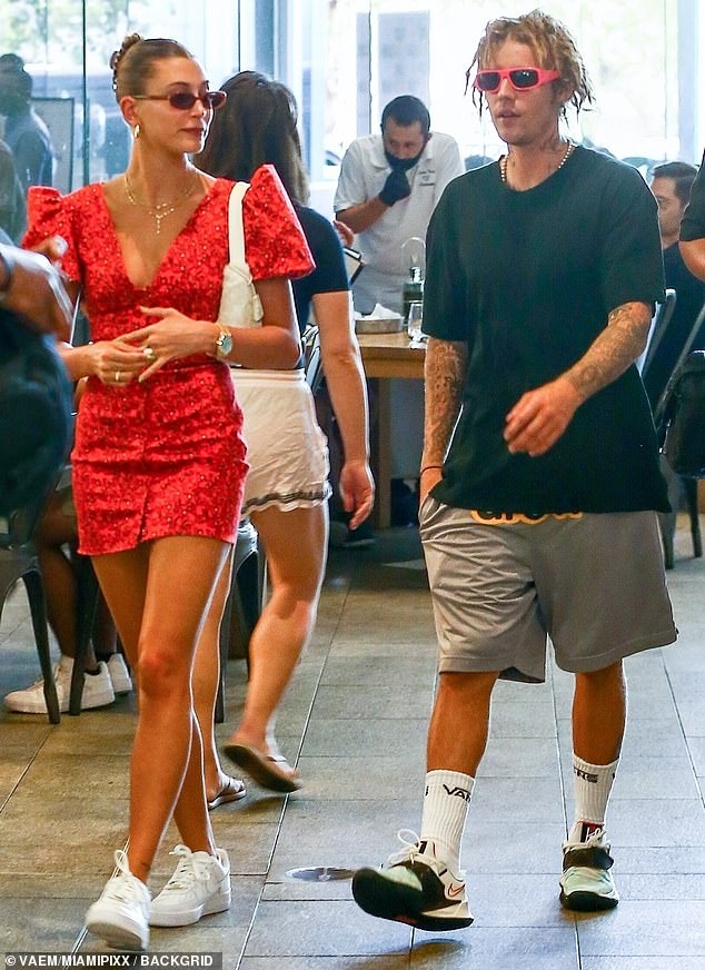 justin bieber khoe toc moi, om chat ba xa khi di mua sam hinh anh 3