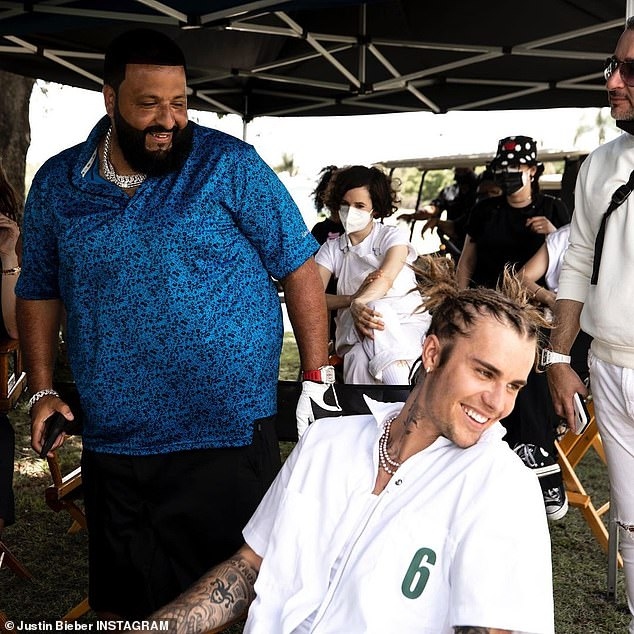 justin bieber khoe toc moi, om chat ba xa khi di mua sam hinh anh 7