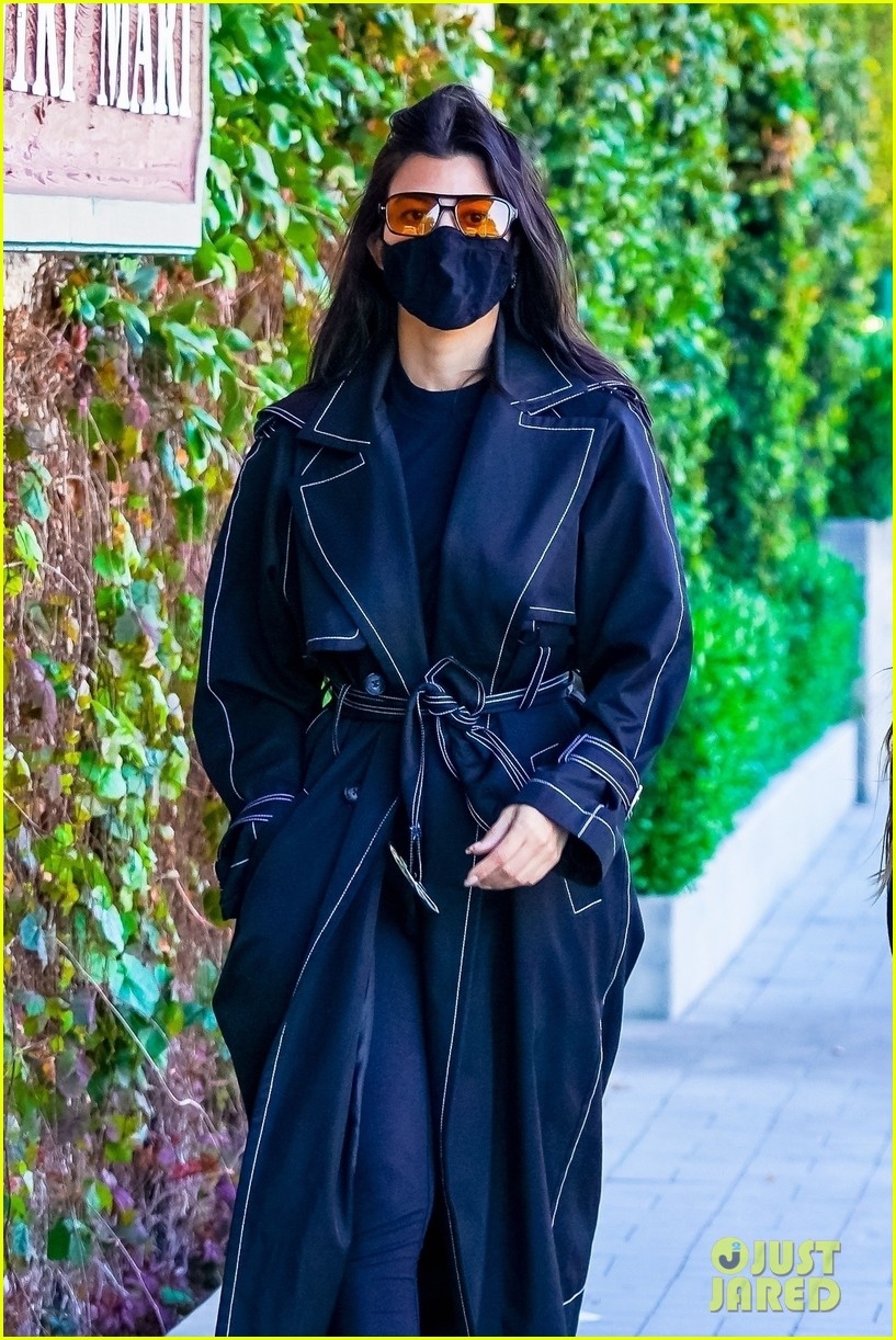 kourtney kardashian va tinh tre dien do dong dieu di an trua o california hinh anh 2