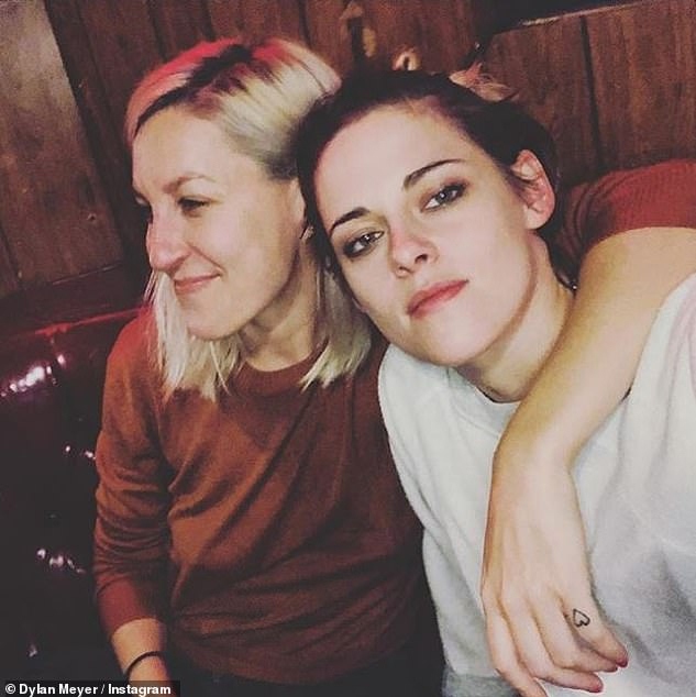 kristen stewart trang diem di choi cung ban gai hinh anh 6