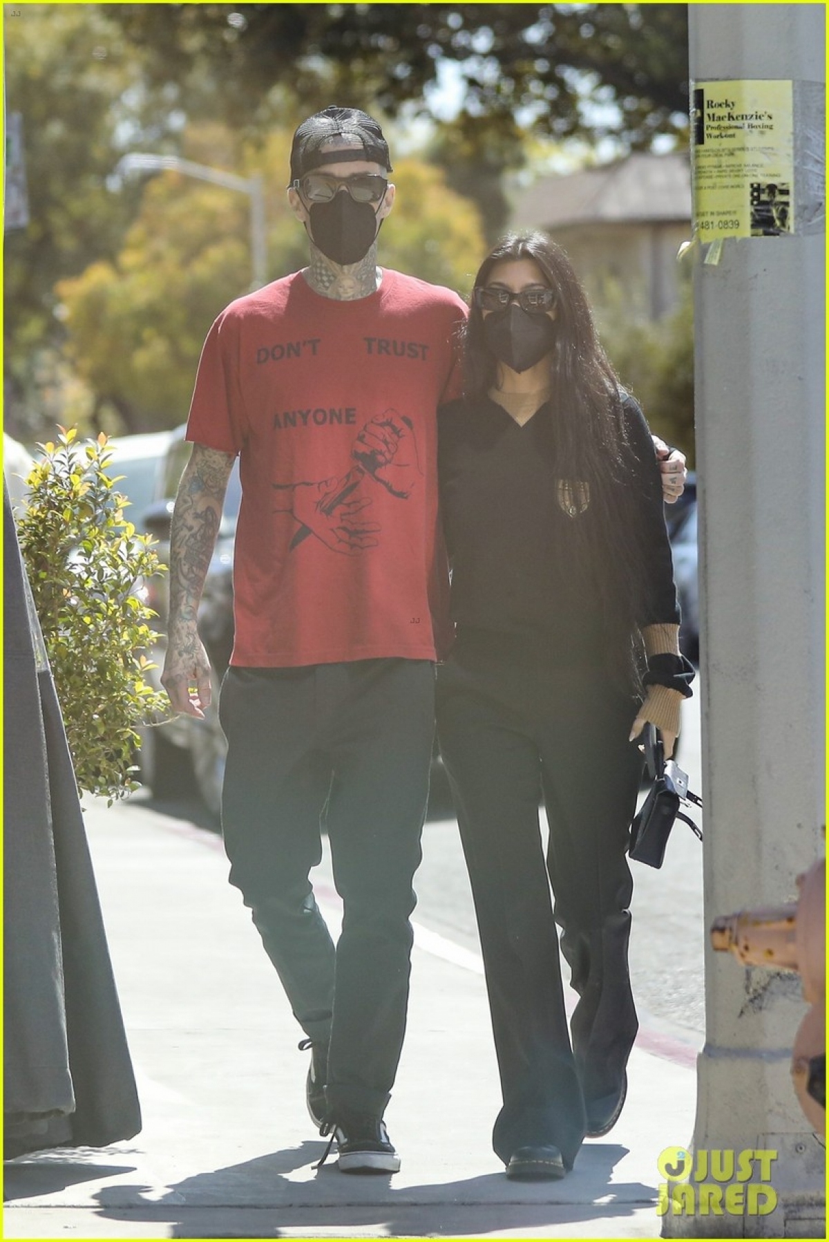 kourtney kardashian va ban trai kem tuoi the hien tinh cam than mat tren pho hinh anh 7