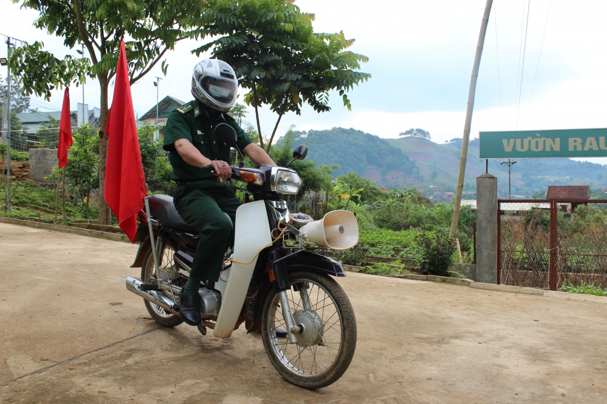 bo doi bien phong vuot nui, bang rung tuyen truyen bau cu hinh anh 1