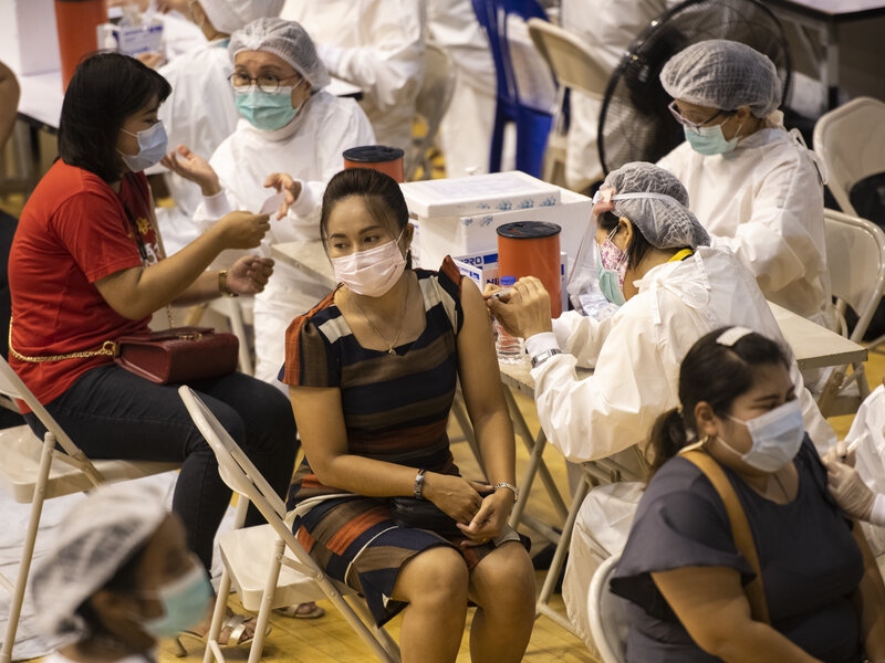 Các nước tìm nhiều cách để khuyến khích người dân tiêm vaccine ngừa Covid-19. Ảnh: Getty