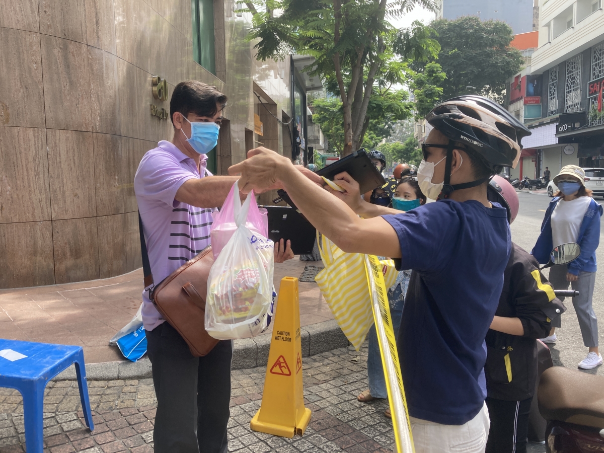 Phong tỏa khách sạn Sheraton vì đầu bếp nghi mắc Covid-19