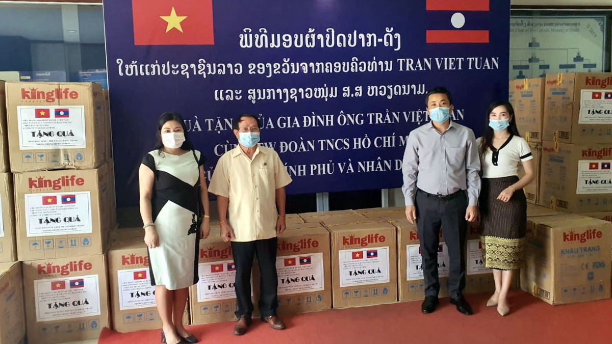 Trao quà hỗ trợ chống dịch của Trung ương Đoàn TNCS Hồ Chí Minh cho Bộ Y tế Lào.