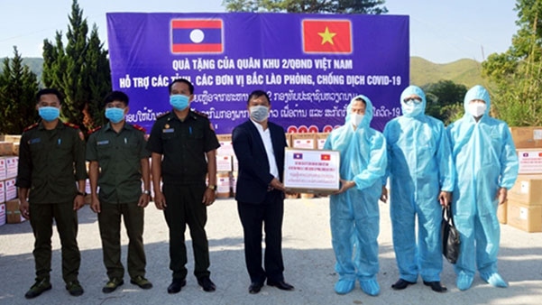 Lễ trao quà của Quân khu 2 giúp các tỉnh Bắc Lào chống dịch.