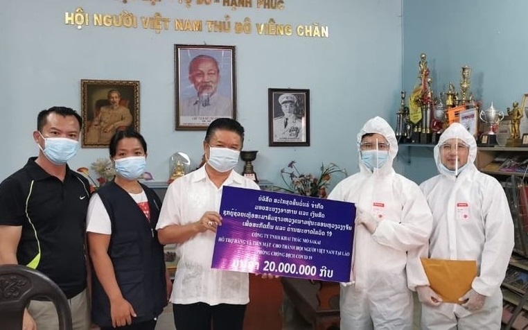 Hội người Việt Nam thủ đô Vientiane tiếp nhận 20 triệu kip do Công ty TNHH khai tác mỏ Sakai trao tặng để giúp đỡ người Việt khó khăn đang cách ly, điều trị Covid-19.Ảnh: Hội người Việt ở Vientiane.