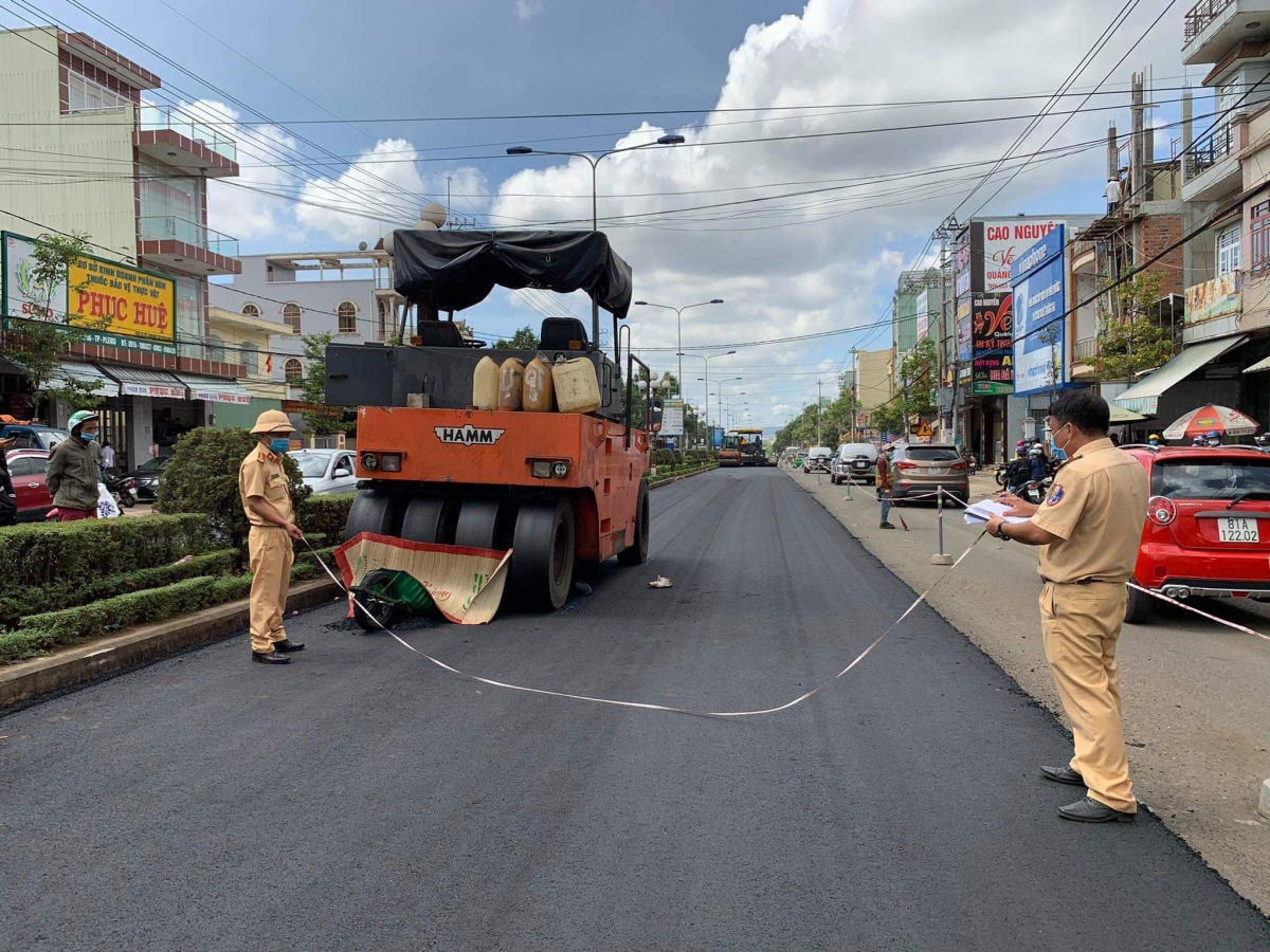 Xe lu cán tử vong công nhân đang làm đường tại Gia Lai