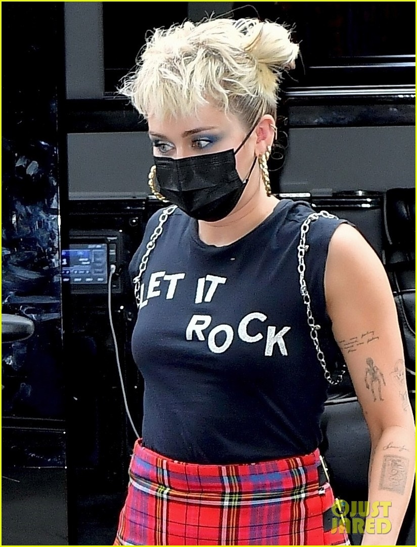 miley cyrus dien do phong cach tai buoi dien tap saturday night live hinh anh 1