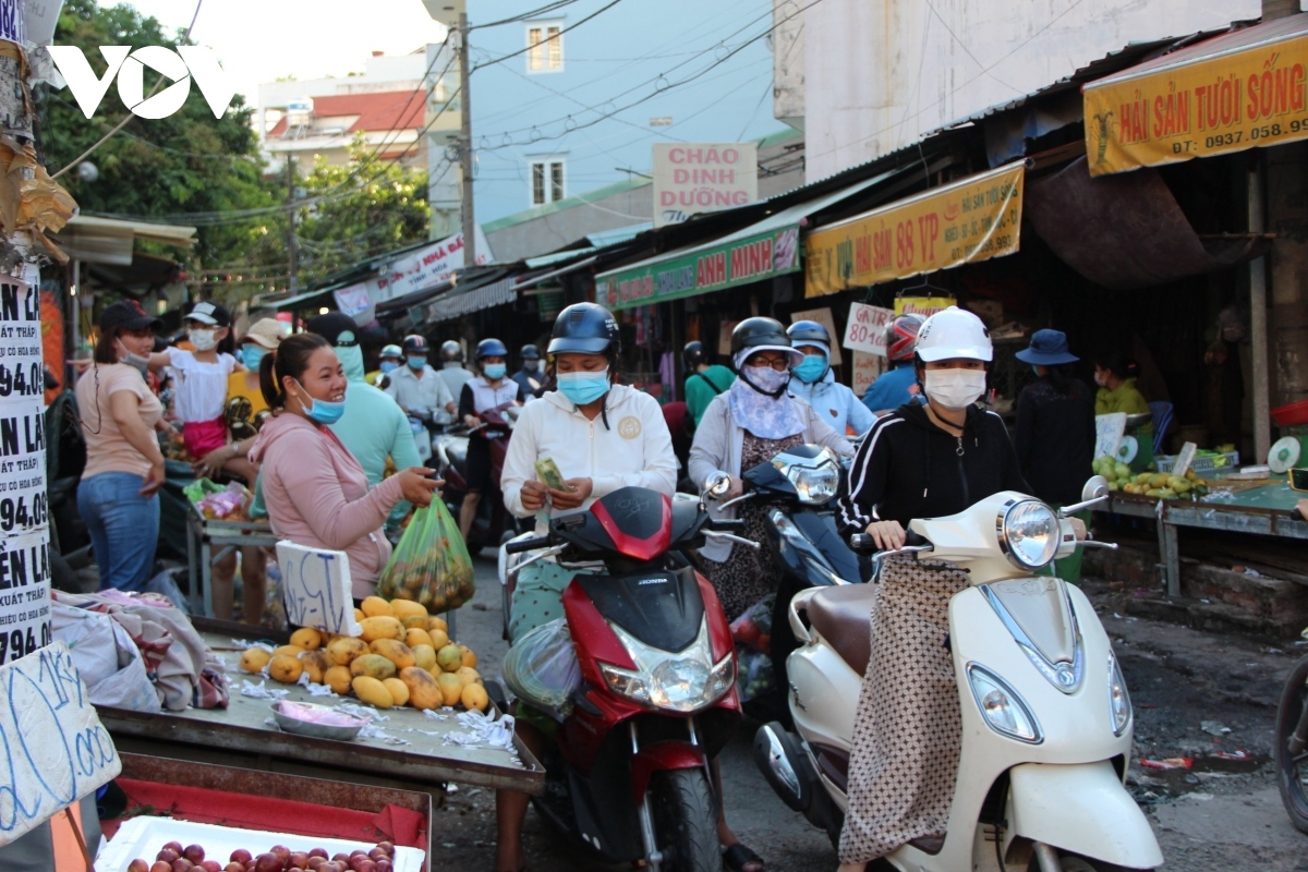 Lượng người dân đổ về các địa điểm mua sắm các nhu yếu phẩm tăng mạnh tại TP HCM chiều 30/5.