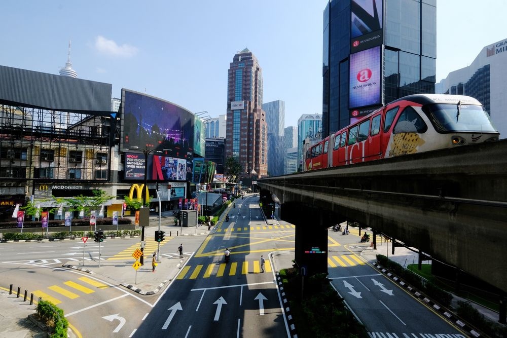 Đường phố gần như vắng tanh Sắc lệnh kiểm soát đi lại toàn quốc được thực hiện ở Kuala Lumpur, ngay 25/5. Ảnh: Bloomberg