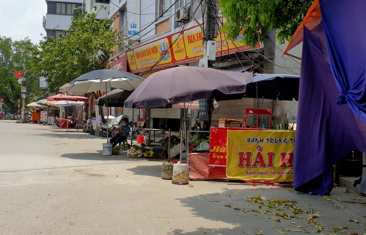 makeshift markets in hanoi remain busy despite covid-19 measures picture 12