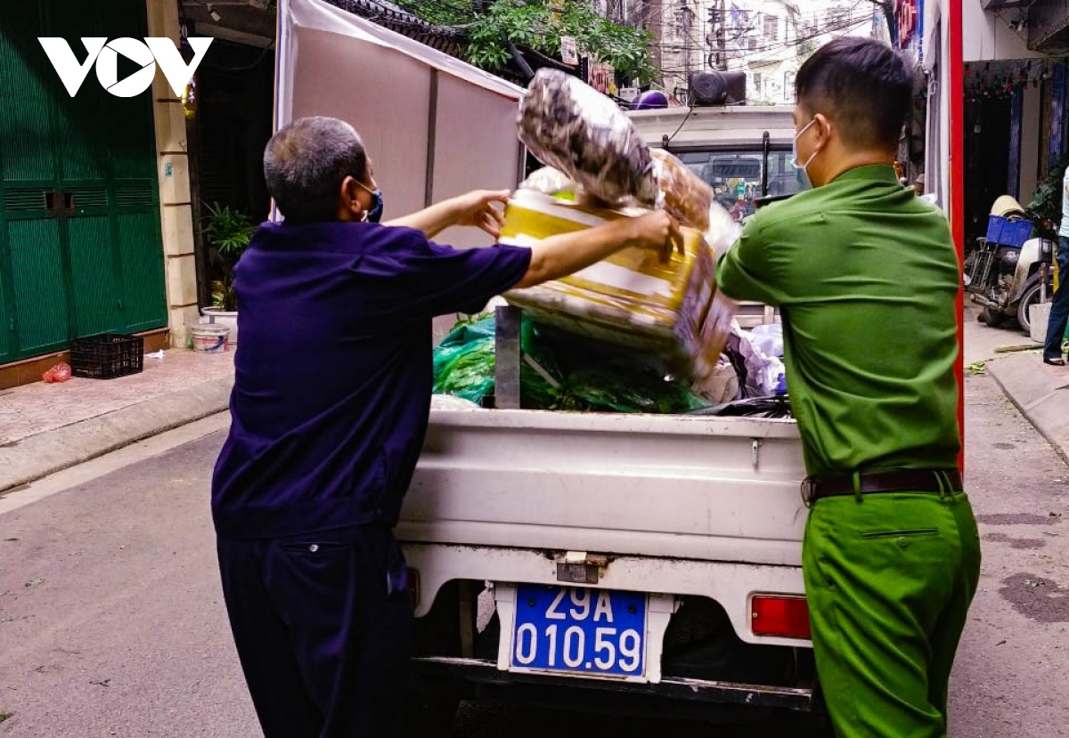makeshift markets in hanoi remain busy despite covid-19 measures picture 3