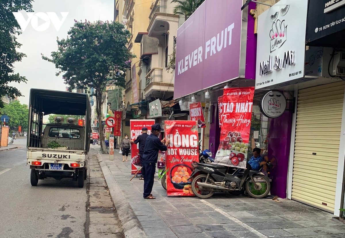 makeshift markets in hanoi remain busy despite covid-19 measures picture 4
