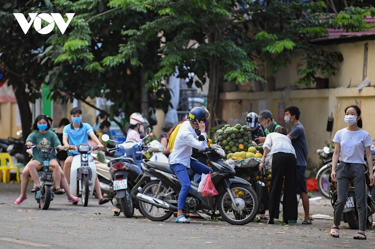 makeshift markets in hanoi remain busy despite covid-19 measures picture 5