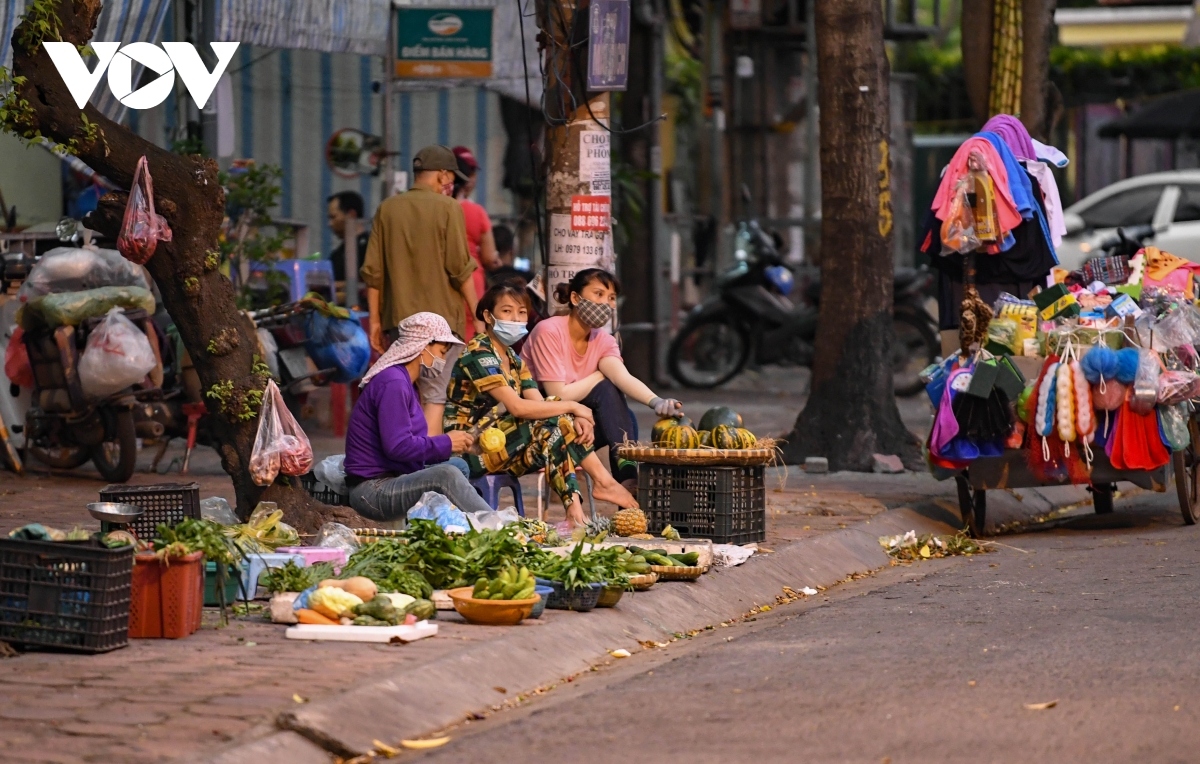 makeshift markets in hanoi remain busy despite covid-19 measures picture 6