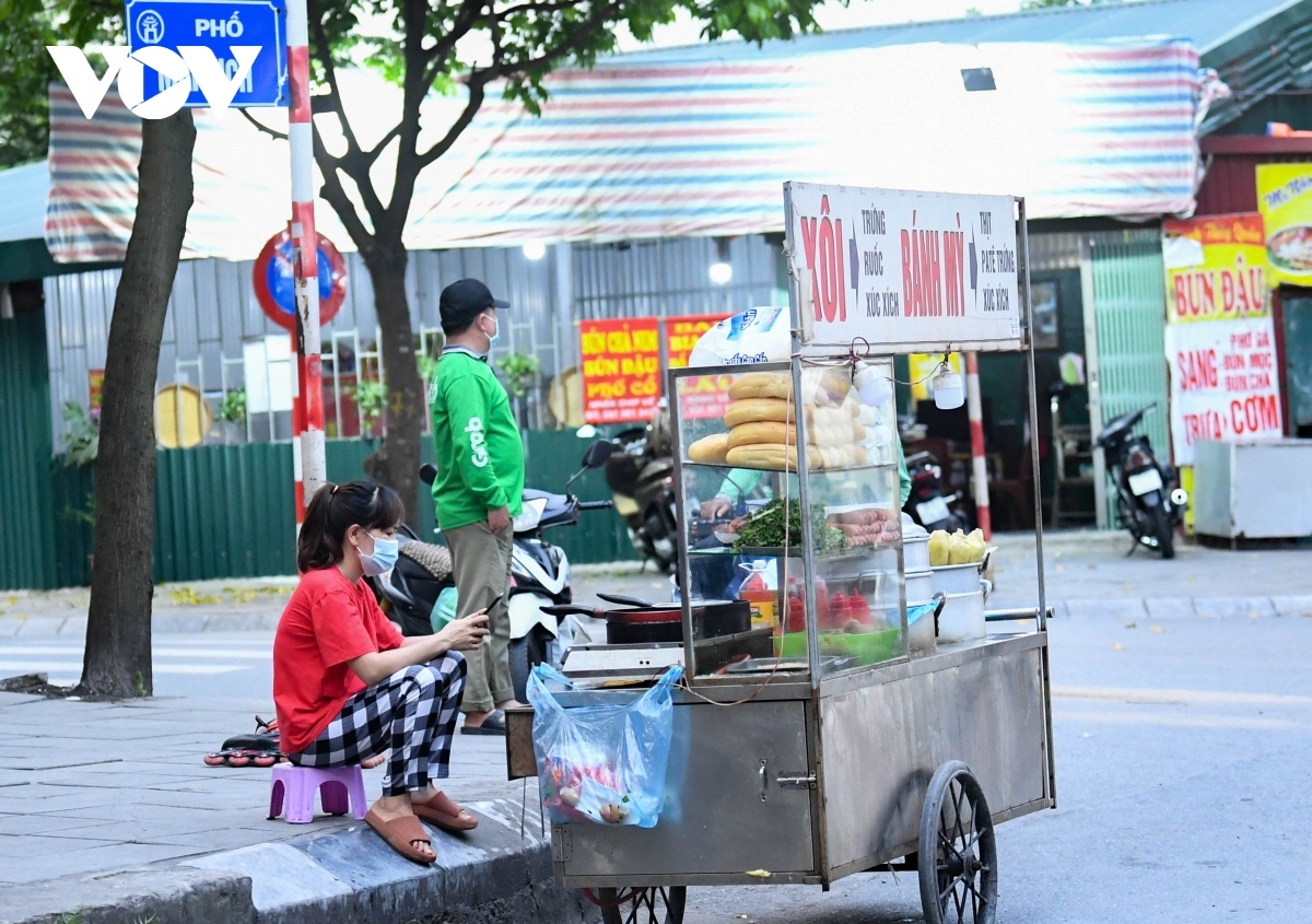 makeshift markets in hanoi remain busy despite covid-19 measures picture 9