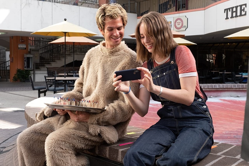 Maya sánh đôi bên nam diễn viên Andrew Garfield trong bộ phim "Mainstream".