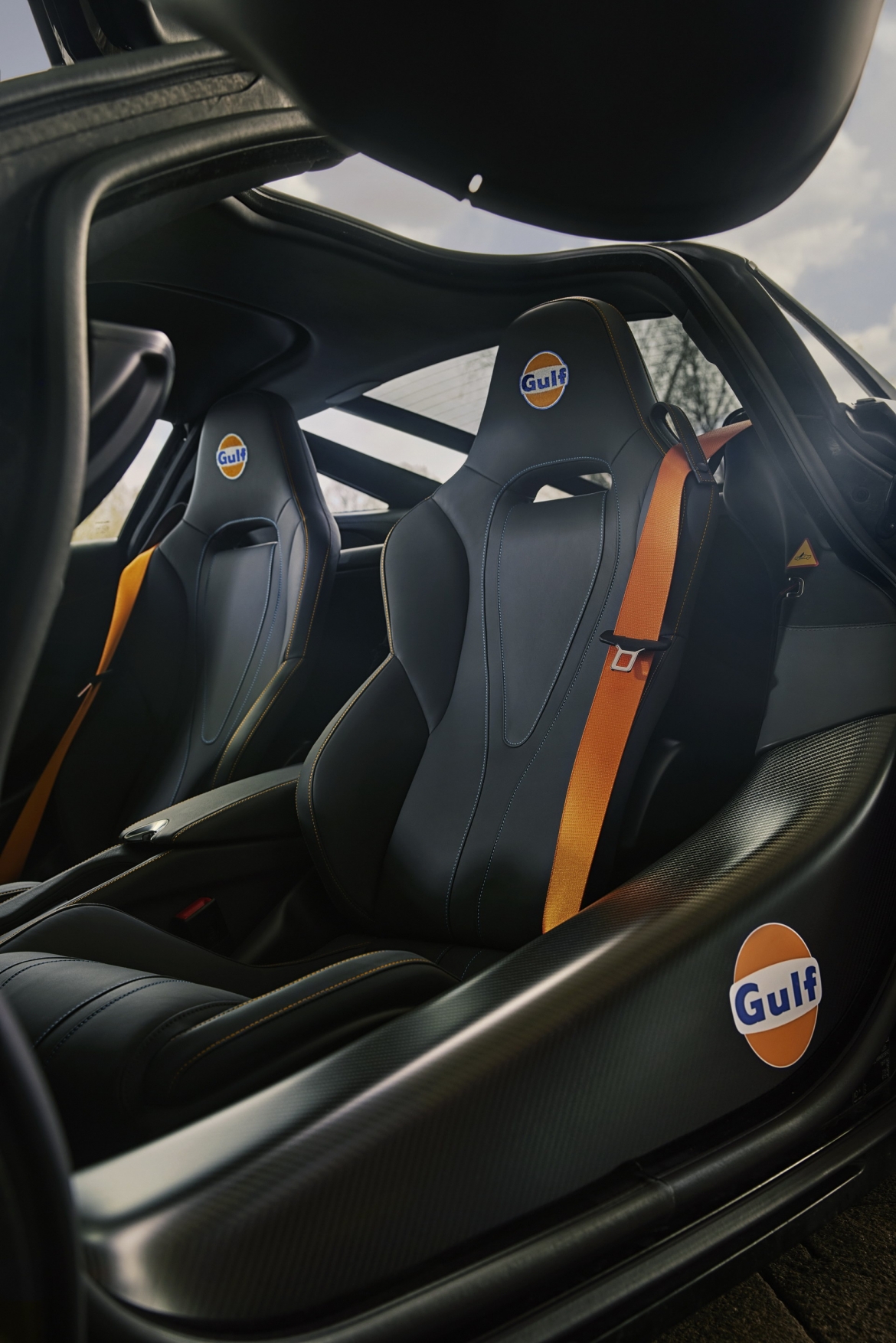mclaren 720s xuat hien voi mau ao gulf doc dao hinh anh 8