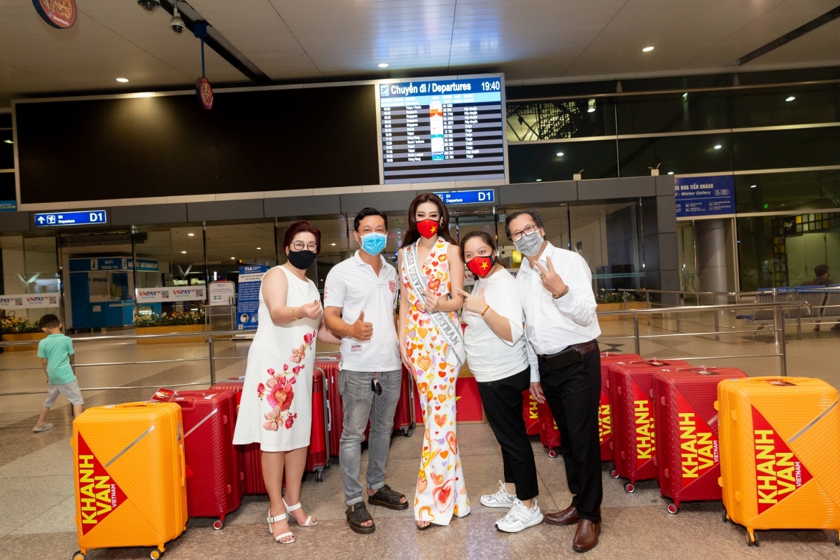 Khanh Van departs for Miss Universe 2021 pageant in US ...