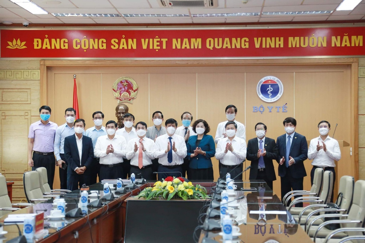 health ministry given vnd160 billion in donations to fund vaccine purchase picture 1