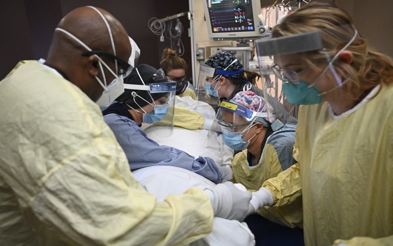 Các y tá, bác sĩ đang điều trị cho người bệnh Covid-19 tại Bệnh viện North Memorial Health tại Mỹ. Ảnh: AP.