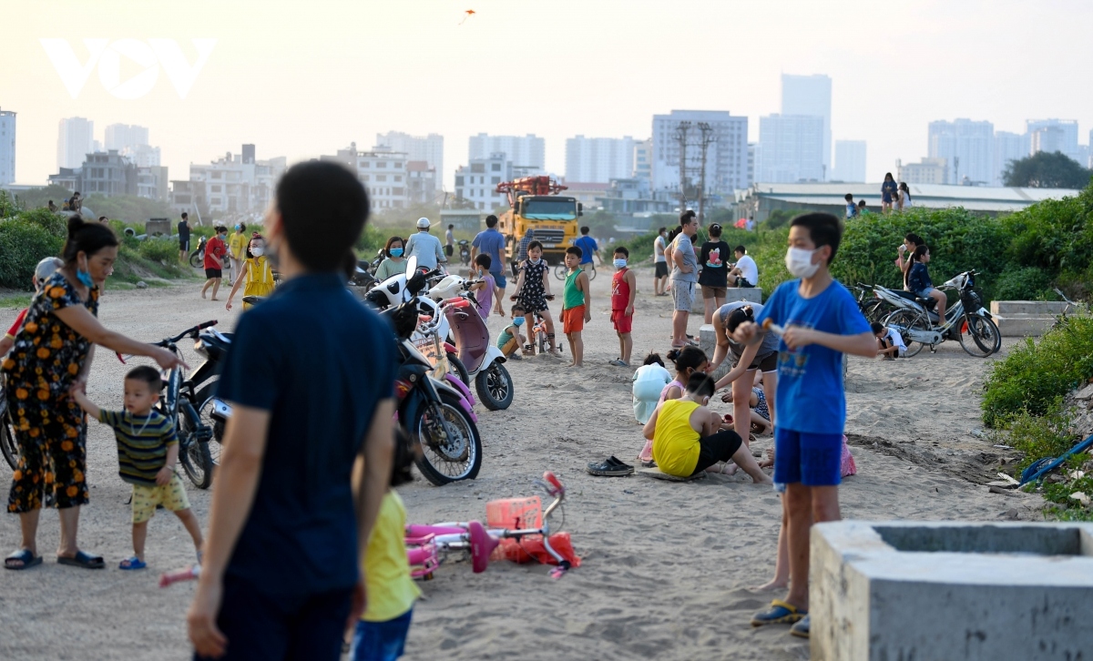 Nhiều người dân đổ ra khu vực trước trụ sở UBND xã Tân Triều (huyện Thanh Trì, Hà Nội) vui chơi và thả diều.