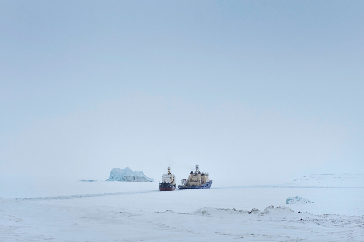 Một tàu phá băng mở đường cho một tàu chở hàng gần quần đảo Franz Josef Land. Ảnh: New York Times