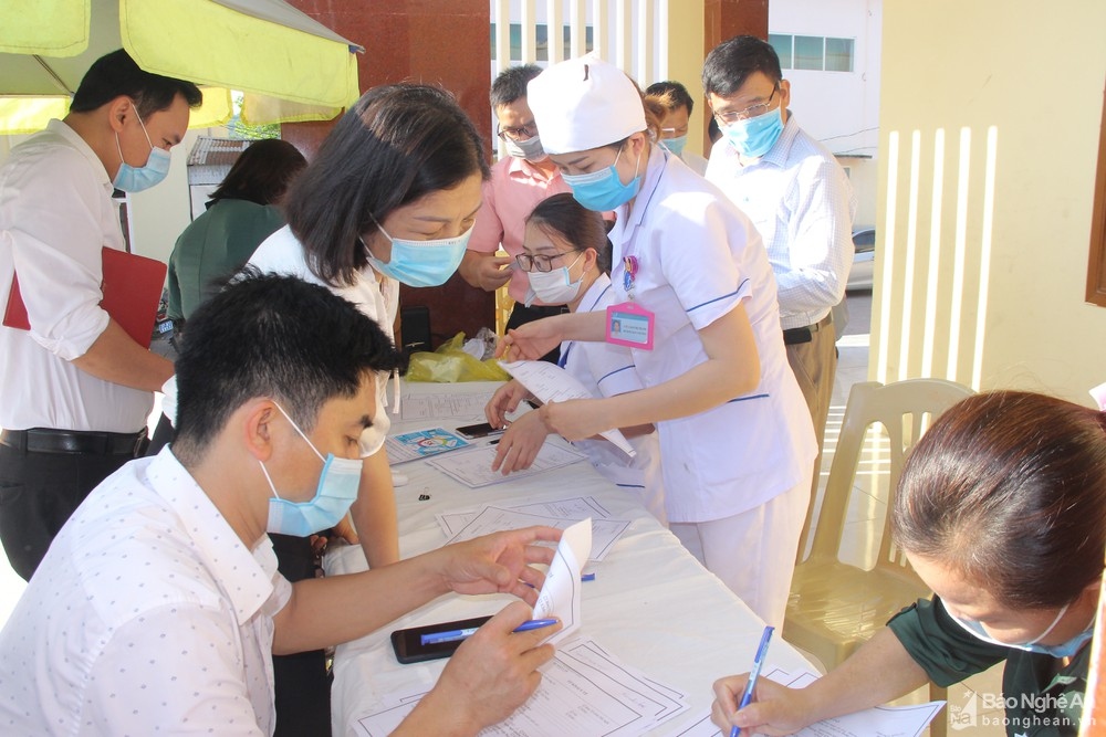 Người dân huyện Quỳ Châu thực hiện khai báo y tế tại hội nghị tiếp xúc cử tri, vận động bầu cử của người ứng cử. Ảnh: Báo Nghệ An