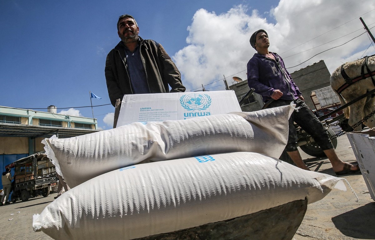 Người dân Palestine nhận hàng viện trợ từ UNRWA, tại Dải Gaza ngày 9/3/2020. (Ảnh: AFP/TTXVN)