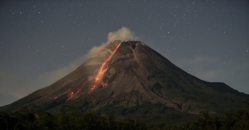 nui lua merapi cua indonesia tiep tuc phun trao hinh anh 1