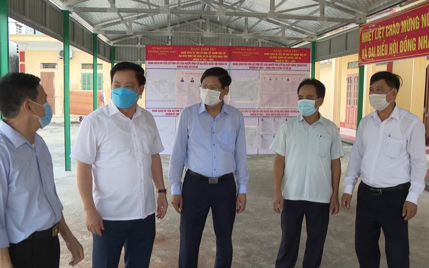 Ông Nguyễn Khắc Thận, Phó Bí thư Tỉnh ủy, Chủ tịch UBND tỉnh, Chủ tịch Ủy ban bầu cử tỉnh Thái Bình kiểm tra công tác chuẩn bị bầu cử tại điểm bỏ phiếu thuộc phường Hoàng Diệu.