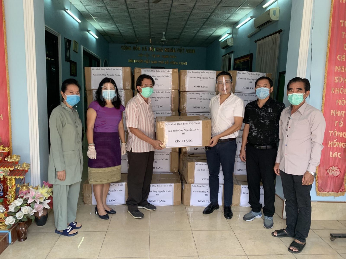 Tặng khẩu trang cho cộng đồng người Việt tại thủ đô Vientiane (Lào)