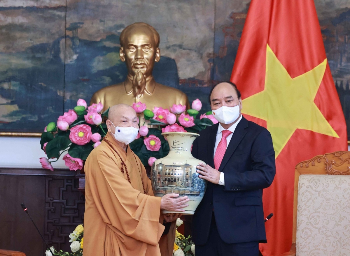 State President Nguyen Xuan Phuc presents a souvenir gift to the SBV Central Executive Council