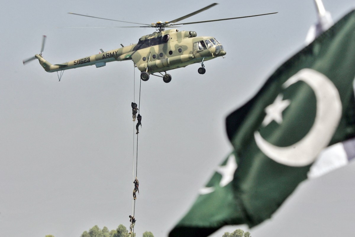 Nhóm đặc công Pakistan đu dây từ trực thăng quân sự trong một cuộc diễn tập kỷ niệm Ngày Quốc phòng. Ảnh: Aamir Qureshi.