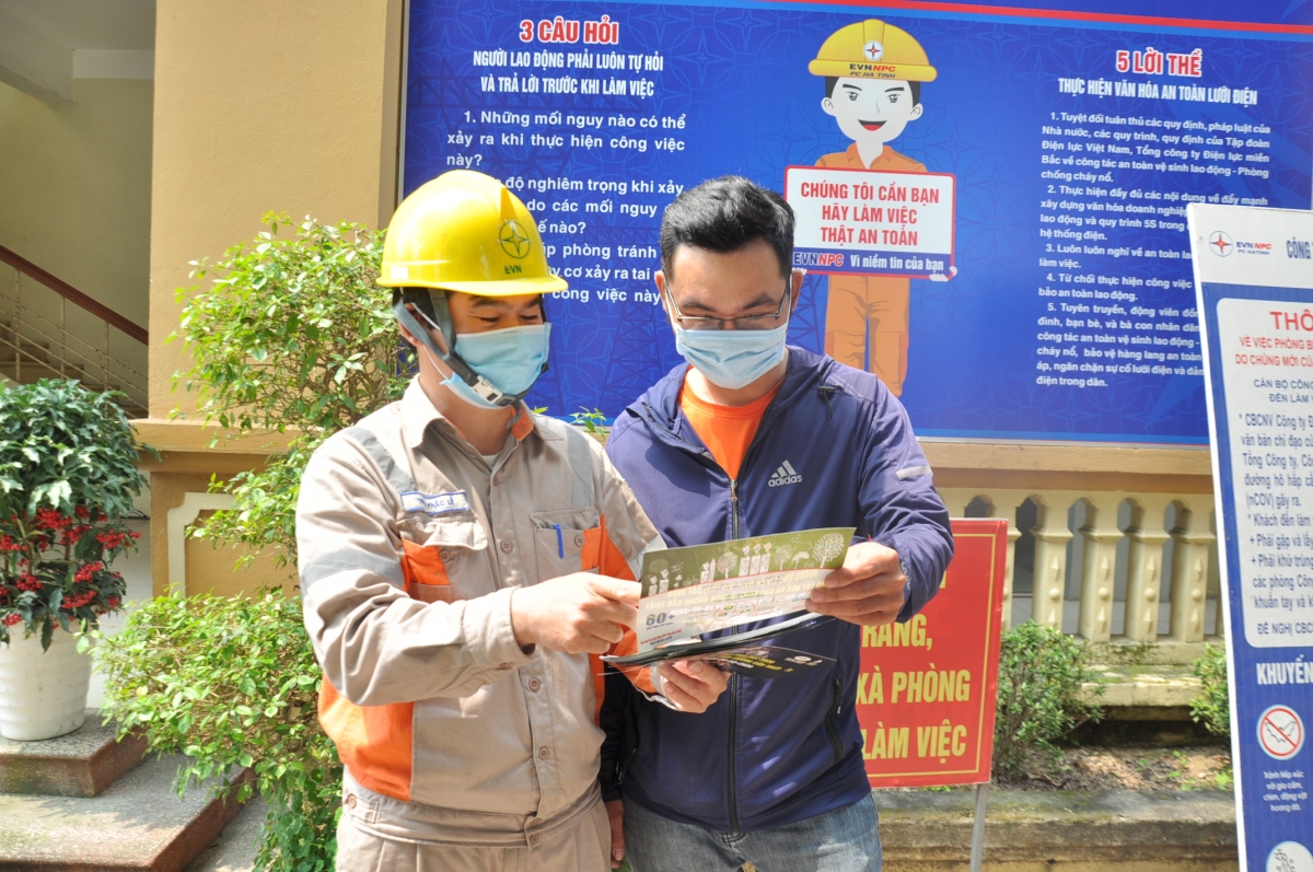 Hướng dẫn khách làm thủ tục trực tuyến, tránh tiếp xúc.