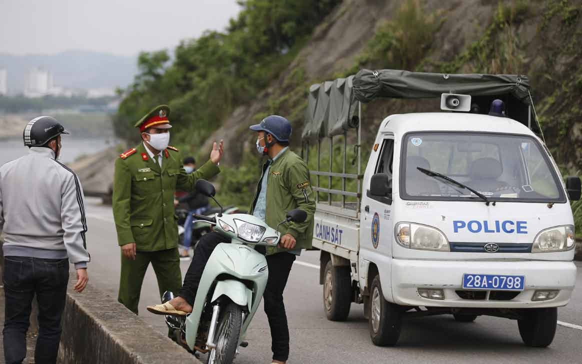 Lực lượng chức năng thành phố Hòa Bình tuyên truyền người dân nghiêm chỉnh chấp hành các quy định về phòng, chống dịch bệnh (Ảnh báo Hòa Bình)