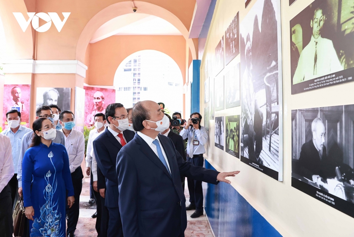 President Phuc pays a visit to an exhibition about President Ho Chi Minh at his museum.