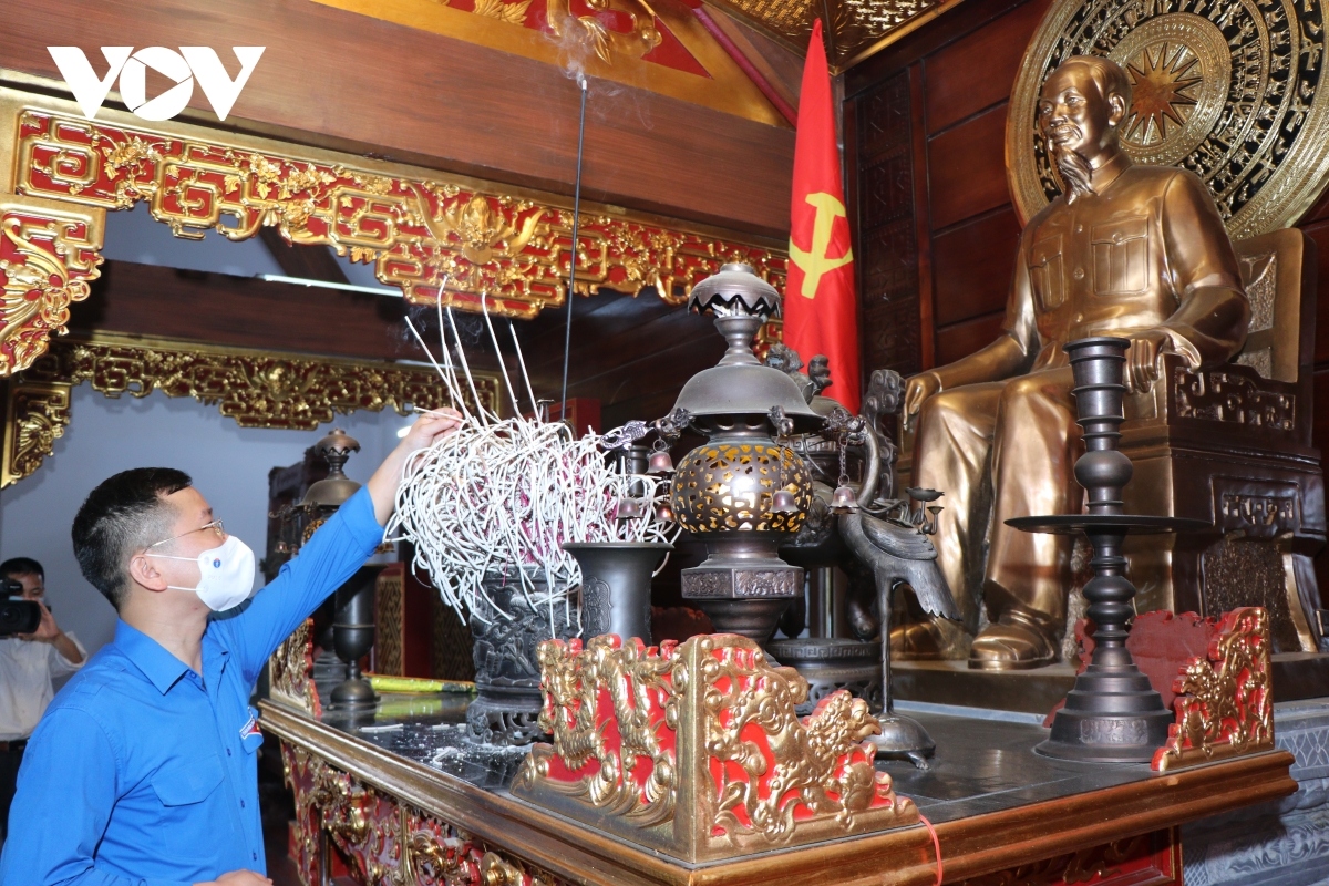 Offering incense to honour the life and spirit of President Ho Chi Minh is an annual activity which is held in Bac Kan province to commemorate the anniversary of the late President’s 131st birth on May 19, 1890, according to Nong Binh Cuong, secretary of the province’s youth union.