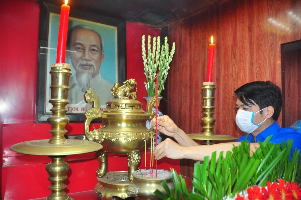 Members of Tra Vinh province’s youth union pay homage to President Ho Chi Minh at his temple in Long Duc commune.